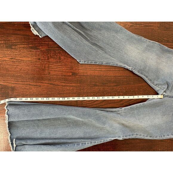 Boho Bell Bottom Light Wash Stretchy Jeans Size 4 - Picture 6 of 9